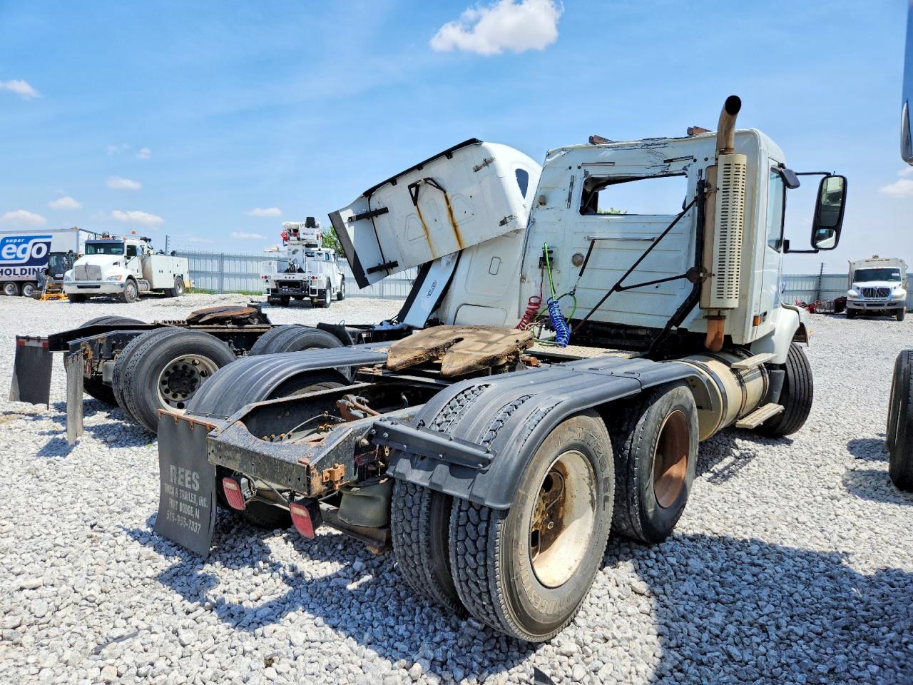 2001 VOLVO VNM