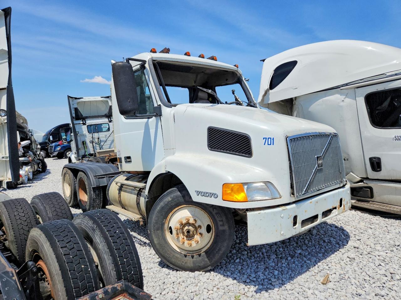 2001 VOLVO VNM