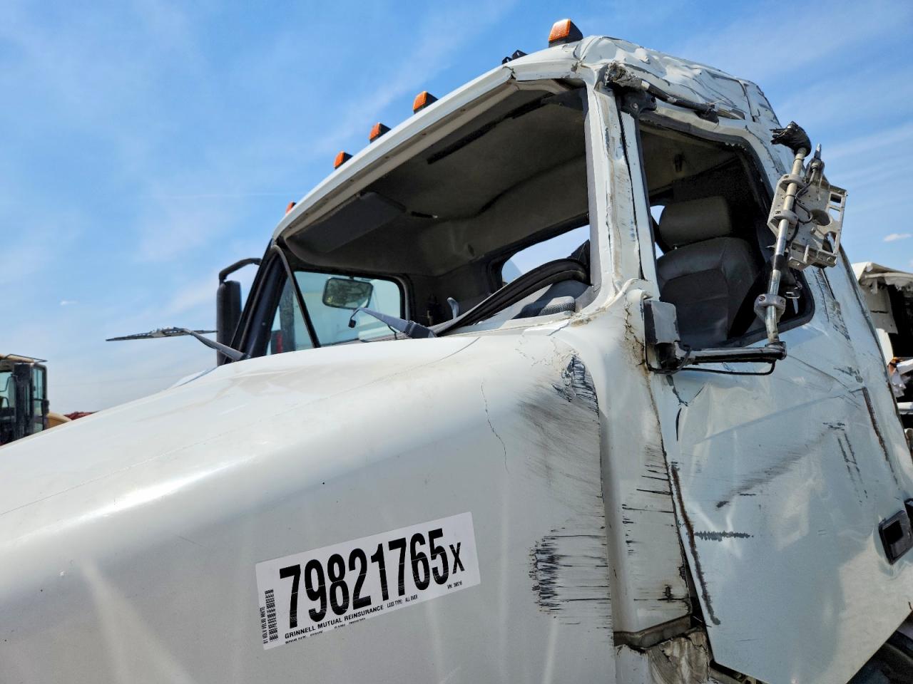 2001 VOLVO VNM