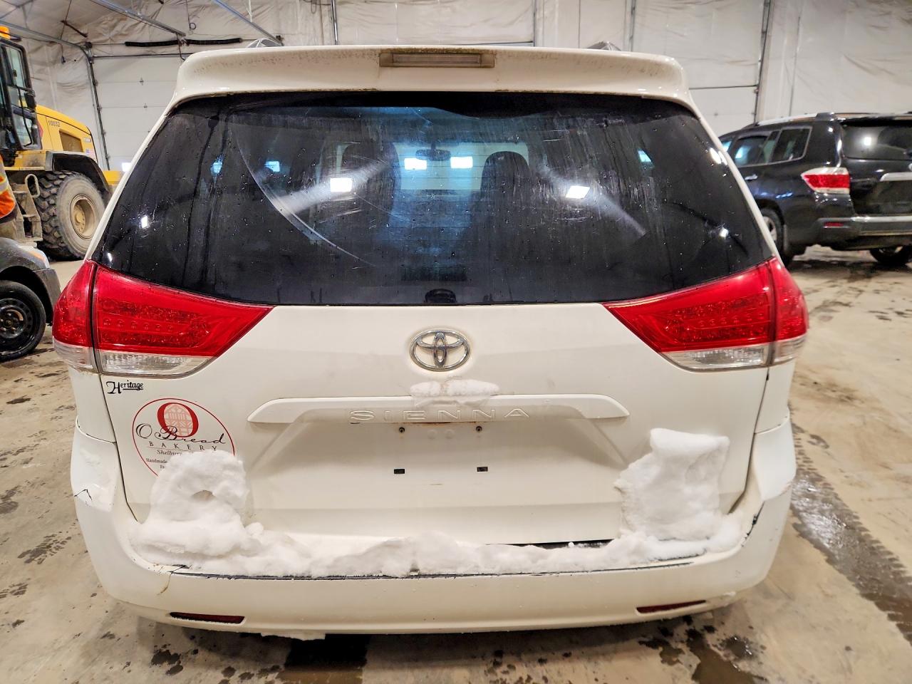 2011 TOYOTA SIENNA