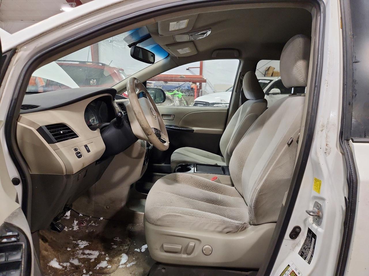 2011 TOYOTA SIENNA