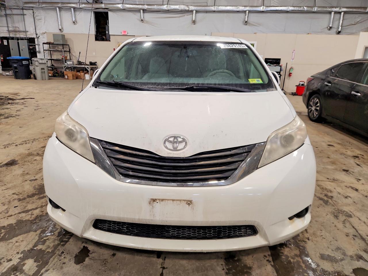 2011 TOYOTA SIENNA