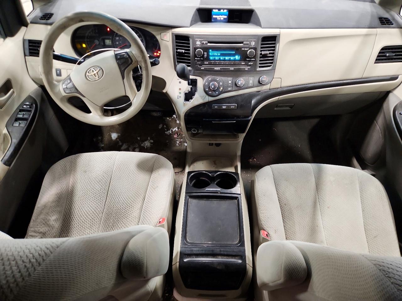 2011 TOYOTA SIENNA