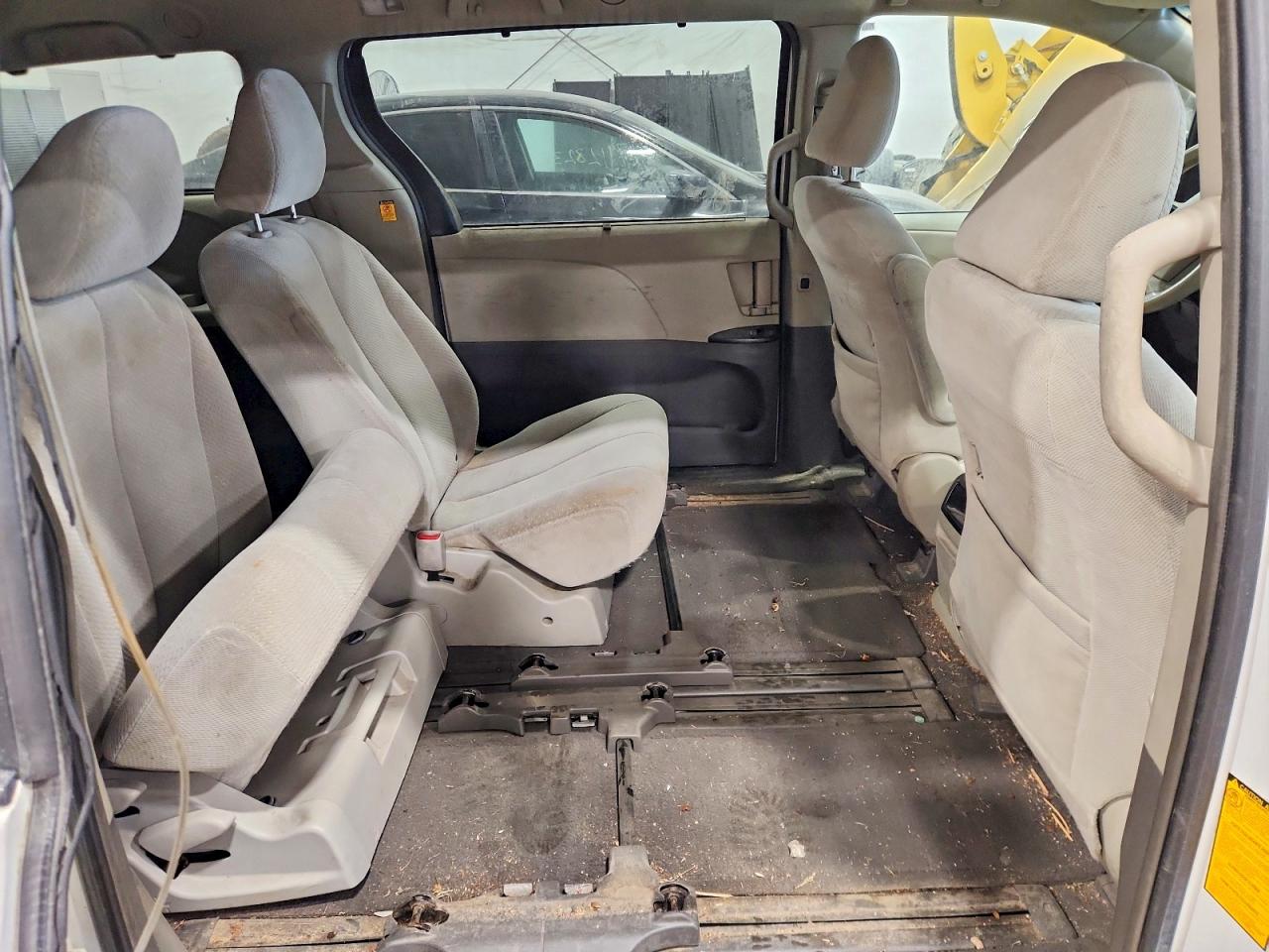 2011 TOYOTA SIENNA