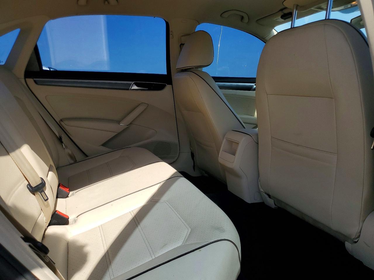 2017 VOLKSWAGEN PASSAT