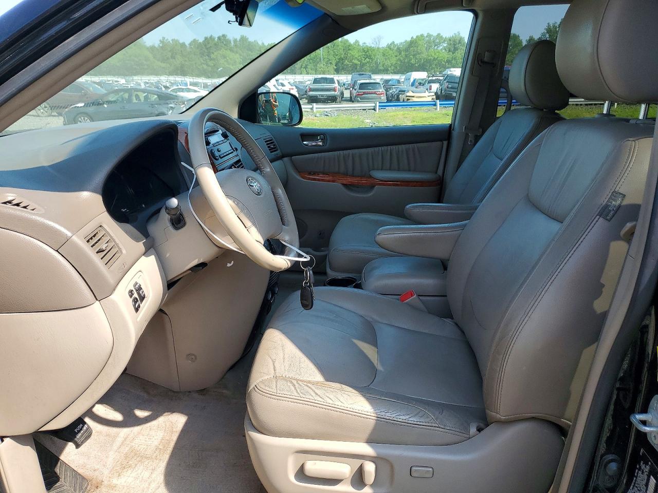 2010 TOYOTA SIENNA