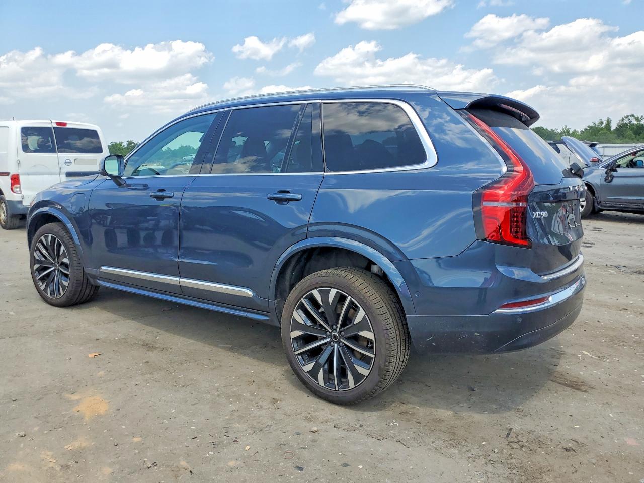 2025 VOLVO XC90