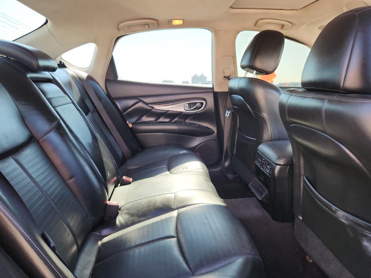 2011 INFINITI M37