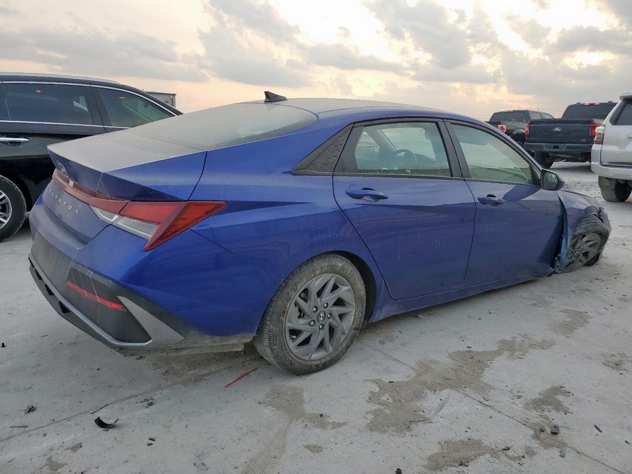 2024 HYUNDAI ELANTRA