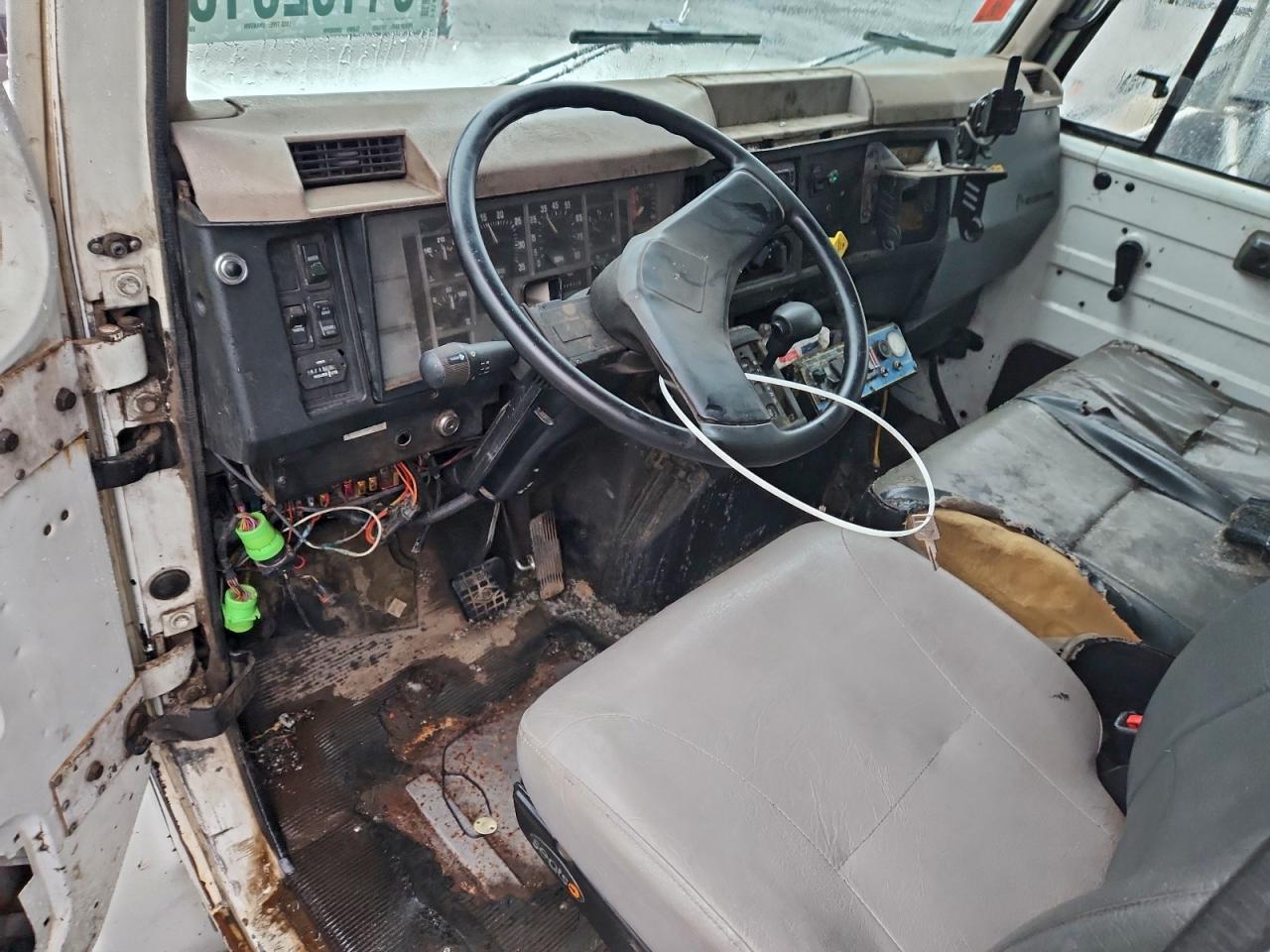 2001 INTERNATIONAL 4000 SERIE