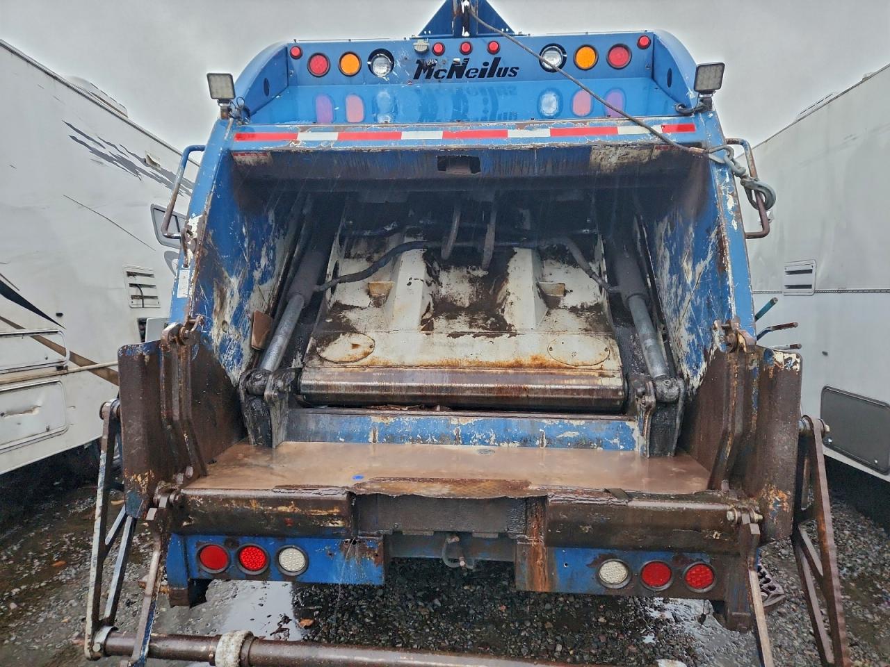 2001 INTERNATIONAL 4000 SERIE