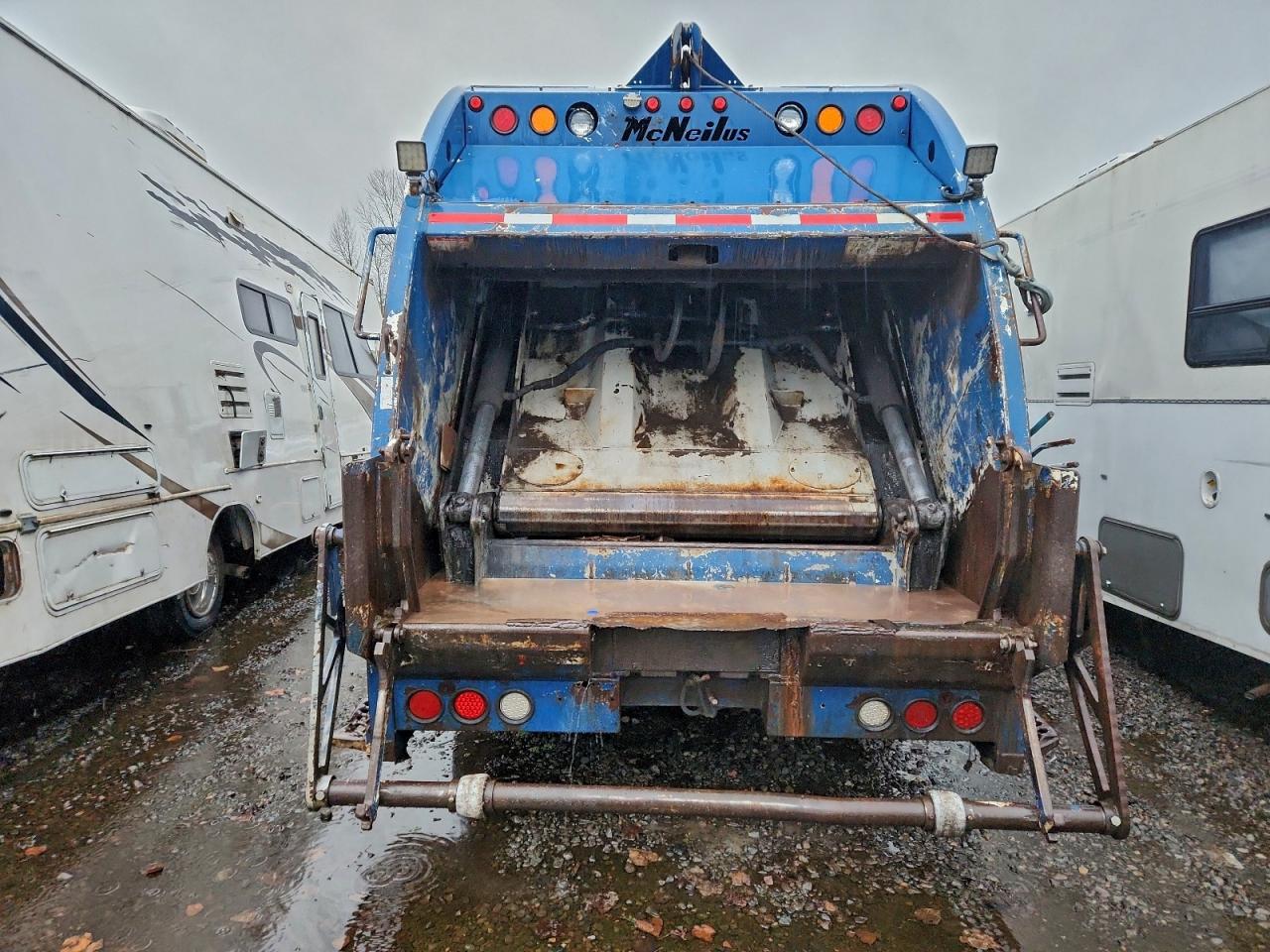 2001 INTERNATIONAL 4000 SERIE