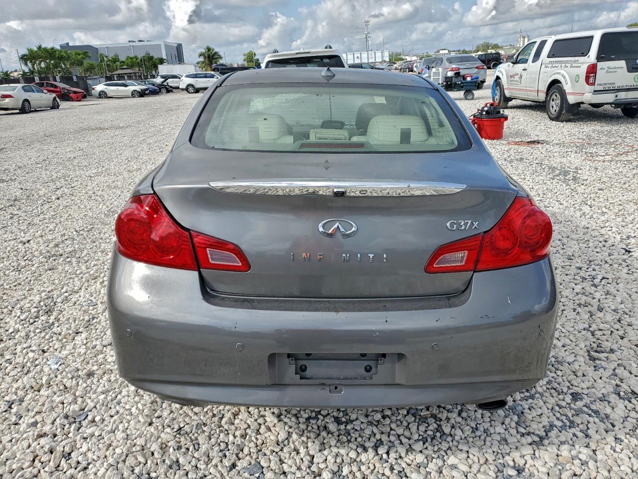 2011 INFINITI G37