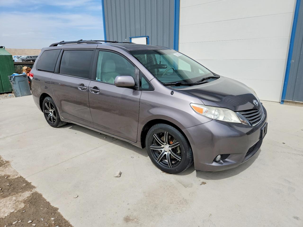 2014 TOYOTA SIENNA
