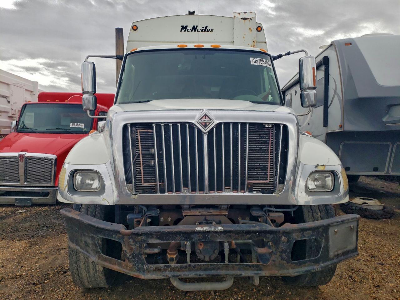 2004 INTERNATIONAL 7000