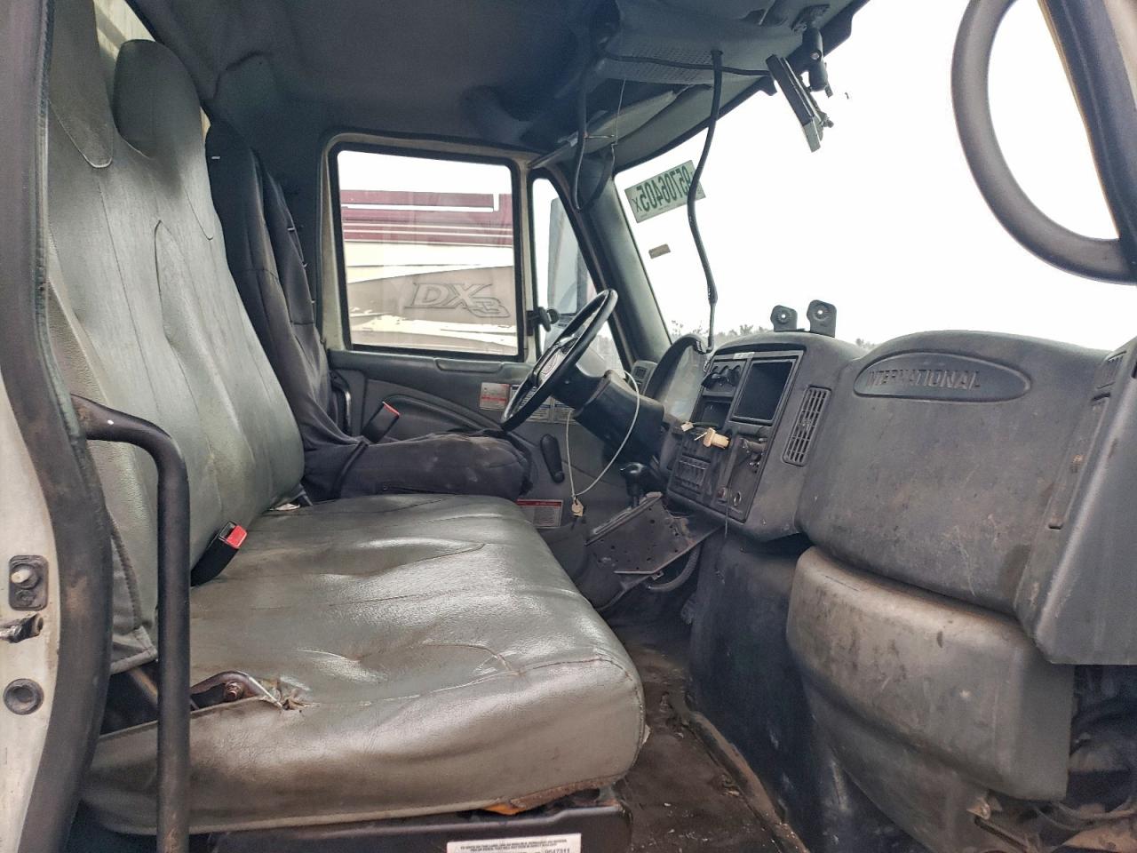 2004 INTERNATIONAL 7000