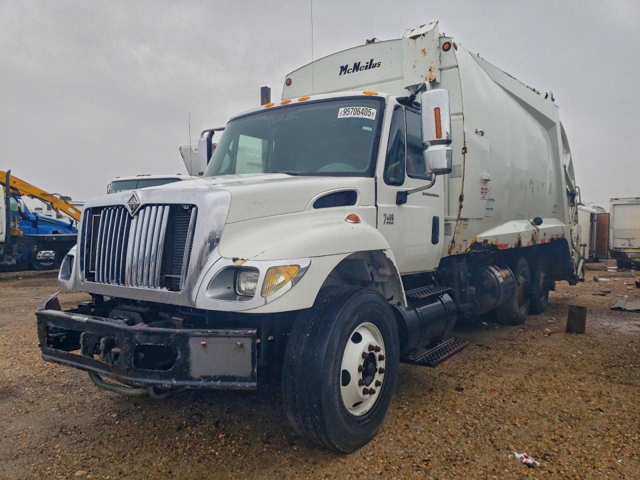2004 INTERNATIONAL 7000