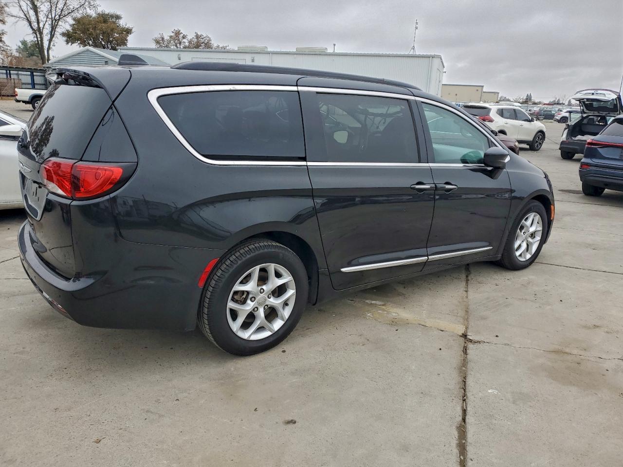 2017 CHRYSLER PACIFICA