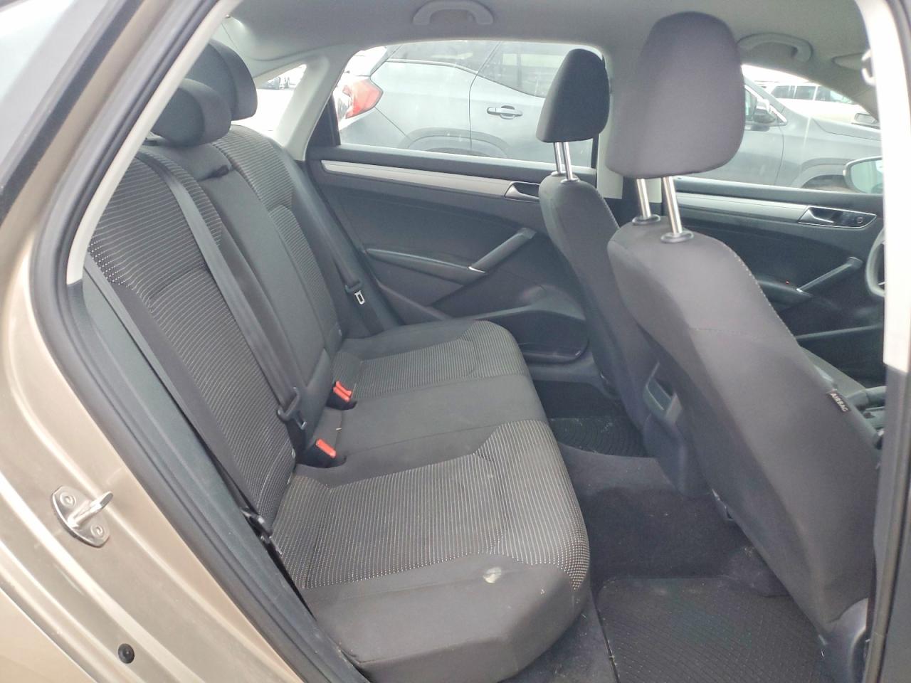 2016 VOLKSWAGEN PASSAT