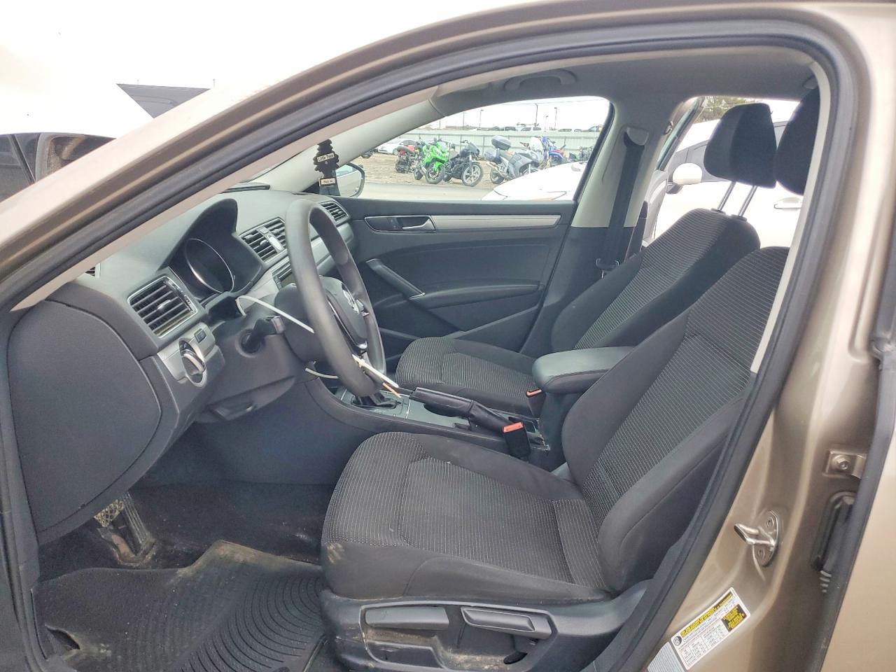 2016 VOLKSWAGEN PASSAT